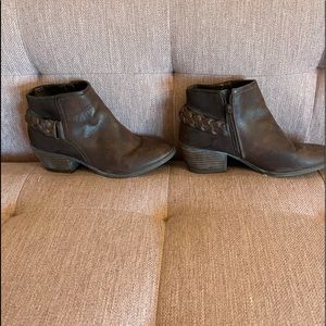 Low heel cowboy boot